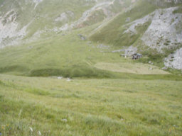 les chalets à droite du GR